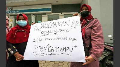 Aksi peternak ayam petelur meminta Bank BNI untuk meringankan kredit kepada peternak akibat naiknya harga jual pakan ayam di Blitar, Jawa Timur, 14 September 2021. ANTARA/Irfan Anshori
