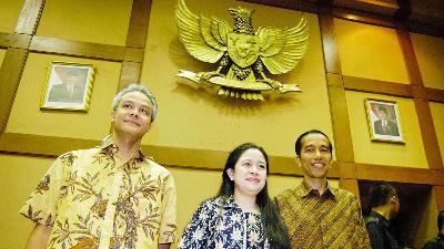 (dari kiri) Ganjar Pranowo, Puan Maharani, dan Presiden Joko Widodo saat berada di Gedung MPR/DPR, Jakarta, Oktober 2012. TEMPO/Imam Sukamto