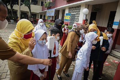Sejumlah siswa SDN Depok 1 mengecek suhu tubuh di Depok, Jawa Barat, 18 Oktober 2021. TEMPO/M Taufan Rengganis