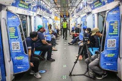 Penumpang MRT Bundaran HI di Jakarta, 4 Oktober 2021. TEMPO / Hilman Fathurrahman W