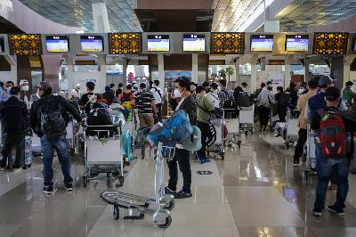 Calon penumpang melapor sebelum melakukan penerbangan pada h-1 pemberlakuan syarat wajib tes PCR di Terminal 3 Bandara Internasional Soekarno Hatta, Tangerang, Banten, 23 Oktober 2021. ANTARA/Fauzan