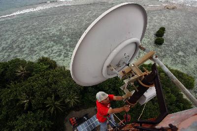 Teknisi memeriksa Base Transceiver Stations (BTS) Telkomsel di Pulau Tongkeng, Kepulauan Seribu, Jakarta. Dok. TEMPO/Eko Siswono Toyudho