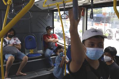 Warga menggunakan masker saat menumpang Bus TransJakarta di Jalan Jenderal Sudirman, Jakarta, 11 Oktober 2021. TEMPO/Muhammad Hidayat