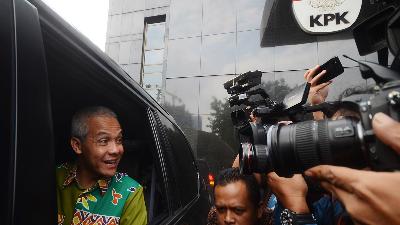 Central Java Governor Ganjar Pranowo after undergoing questioning at the KPK building, Jakarta, June 28, 2018. Ganjar Pranowo was questioned as a witness for Irvanto Hendra Pambudi and Made Oka Masagung in the electronic ID cards (e-KTP) corruption case.
Tempo/Imam Sukamto
