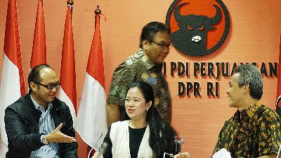 Puan Maharani (center) with Ganjar Pranowo (right), and Bambang Wuryanto (back) at the MPR/DPR/DPD Building, Jakarta, September 2012.
Tempo/Imam Sukamto
