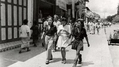 A photo on display in the Revolution! Indonesië Onafhankelijk exhibition depicting three young Indonesians walking in the sidewalk in Yogyakarta, December 1947.
Copyright: Hugo Wilmar/Dutch National Archive/Spaarnestad Collection
