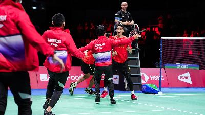 Jonatan Christie celebrating with teammates after winning the men’s single match against Li Shifeng from China in Badminton Thomas Cup final in Aarhus, Denmark, October 17. Indonesia won the Thomas Cup after beating China in the final 3-0.
Claus Fisker/Ritzau Scanpix via Reuters
