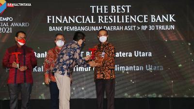 Direktur Utama BPD Kaltim Kaltara Muhammad Yamin (kanan) menerima penghargaan Tempo Financial Award 2021 kategori The Best Financial Resilience Bank Kategori BPD Asset lebih dari 30 Trilliun pada Selasa, 19 Oktober 2021.