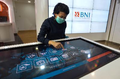 Warga mengakses informasi berbagai produk perbankan Bank BNI di Mall Kota Kasablanka, Jakarta, 7 September 2021. TEMPO/Tony Hartawan