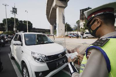 Pemeriksaan kelengkapan surat kendaraan pada penerapan ganjil-genap di Jalan RS. Fatmawati Raya, Jakarta, 25 Oktober 2021. TEMPO/Daniel Christian D.E
