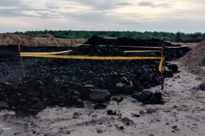 Tambang batubara ilegal di kawasan konsesi PT Anzawara Satria diberi garis polisi di Angsana, Kabupaten Tanah Bumbu, Kalimantan Selatan, 15 Oktober 2021. TEMPO/Diananta P. Sumedi