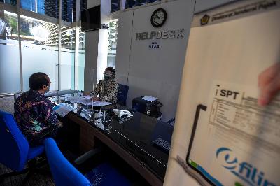 Aktivitas pelayanan pajak di Kantor Wilayah Direktorat Jenderal Pajak Wajib Pajak Besar kawasan Sudirman, Jakarta, 25 Agustus 2020. TEMPO/Tony Hartawan