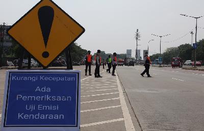 Pemeriksaan Uji Emisi Kendaraan di Jalan Perintis Kemerdekaan, Pulogadung, Jakarta, 26 Oktober 2021. TEMPO/ Dwi Nur A. Y