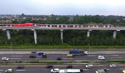 Foto udara kecelakaan rangkaian light rail transit (LRT) yang diujicobakan di kawasan Munjul, Cibubur, Jakarta, 25 Oktober 2021. TEMPO/Subekti.