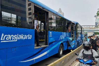 Kecelakaan TransJakarta di Cawang, Jakarta, 25 Oktober 2021. TMC Polda Metro Jaya