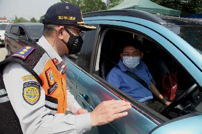 Petugas Dinas Perhubungan pada pemeriksaan uji emisi kendaraan di Jalan Perintis Kemerdekaan, Pulogadung, Jakarta, 26 Oktober 2021. TEMPO/ Dwi Nur A. Y