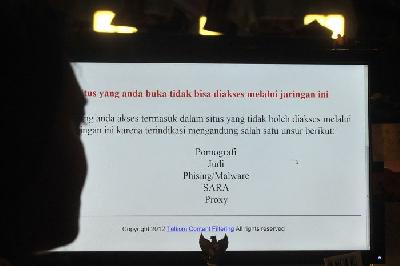 Warga membaca pemberitahuan pemblokiran situs internet di Jakarta. ANTARA/Fanny Octavianus