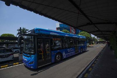 Petugas PT Transportasi Jakarta (Transjakarta) mengemudikan bus listrik produksi perusahaan otomotif China, Higer saat uji coba di Jakarta, 10 September 2021. ANTARA/Aditya Pradana Putra