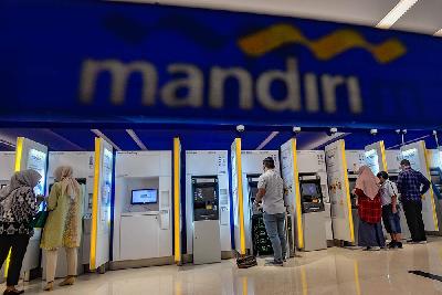 Mesin Anjungan Tunai Mandiri Bank mandiri di Jakarta. TEMPO/Tony Hartawan