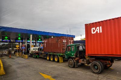 Truk pengangkut kontainer di JICT Pelabuhan Tanjung Priok, Jakarta, 16 Juni 2021. Tempo/Tony Hartawan