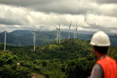 Turbin kincir angin di atas bukit di wilayah pembangunan Pembangkit Listirk Tenaga Bayu di Desa Mattirotasi, Kabupaten Sidrap. Tempo/Iqbal Lubis