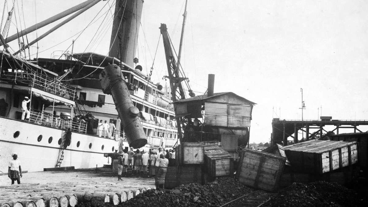 Kapal uap Van der Wijck saat ditambatkan di dermaga Sungai Musi, Palembang, saat pembongkaran 17 ton boiler, pada 1931. Tropenmuseum