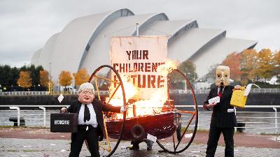 Aksi menuntut menaikkan target pengurangan emisi di sebelah Sungai Clyde tempat COP26  berlangsung, di Glasgow, Skotlandia, Inggris, 27 Oktober, 2021./REUTERS/Russell Cheyne