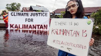 Sejumlah pelajar menolak deforestasi, dalam aksi menuntut keadilan iklim di tengah permukiman yang terendam banjir di Palangkaraya, Kalimantan Tengah, 24 September 2021./ANTARA/Makna Zaezar