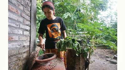 Westiani Agustin memilah sampah rumah tangga menjadi kompos di belakang rumahnya di Dusun Sembungan, Bangunjiwo, Kasihan, Bantul, Yogyakarta, 26 Oktober 2021/TEMPO/Shinta Maharani