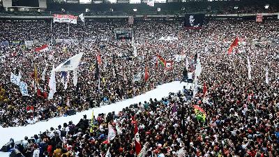 Ribuan relawan menghadiri konser 'Salam Dua Jari' di Stadion Gelora Bung Karno, Jakarta, 5 Juli 2014. TEMPO/Nurdiansah