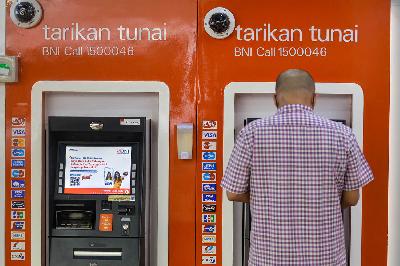 Nasabah melakukan aktivitas perbankan Bank BNI di Mall Kota Kasablanka, Jakarta, 7 September 2021. TEMPO/Tony Hartawan