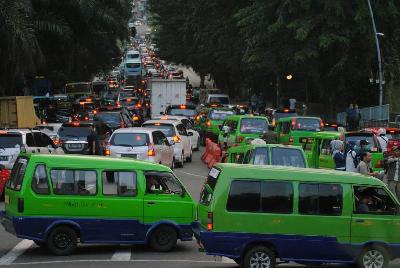Sejumlah angkutan kota (angkot) melintas di jalan Otto Iskandardinata, Kota Bogor, Jawa Barat, 25 Mei 2021. ANTARA/Arif Firmansyah