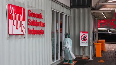 A health worker walks into Genomik Solidaritas Indonesia’s laboratory in Cilandak, Jakarta, October 30.
Tempo/Dwi Nur A. Y
