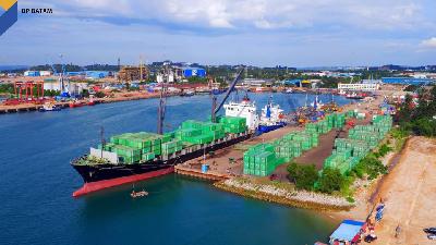 Container Yard di Pelabuhan batu Ampar.