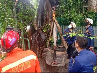 Evakuasi batu peninggalan sejarah oleh petugas Suku Dinas Penanggulangan Kebakaran dan Penyelamatan di Pasar Rebo, Jakarta, 28 Oktober 2021. 
Dokumentasi Pemadam DKI Jakarta.