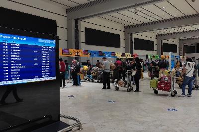 Calon penumpang antre untuk  check-in dan pemeriksaan dokumen syarat penerbangan di Bandara Internasional Soekarno-Hatta, Tangerang, Banten, 1 November 2021. TEMPO/Nita Dian