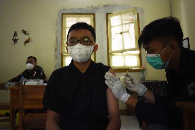 Anak-anak usia 12-15 tahun mendapat suntikan vaksin Covid-19 di Bandung, Jawa Barat, 21 September 2021. TEMPO/Prima Mulia