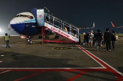 Penumpang menaiki pesawat Lion Air tujuan Bali di Bandara Internasional Soekarno-Hatta, Tangerang, Banten, 1 November 2021. TEMPO/Nita Dian