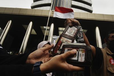 Pegawai KPK yang tidak lolos TWK melepas kartu identitas kepegawaiannya di gedung Komisi Pemberantasan Korupsi, Jakarta, 30 September 2021. TEMPO/Imam Sukamto