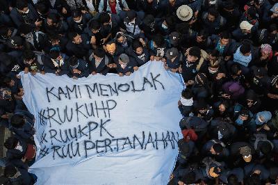 Mahasiswa menggelar aksi menolak RKUHP dan UU KPK yang baru di depan Gedung DPR/MPR, Jakarta, September lalu. TEMPO/M Taufan Rengganis