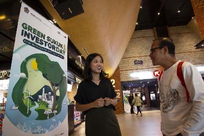Petugas menyampaikan penjelasan kepada pengunjung saat menghadiri Green Sukuk Investor Day di Jakarta, 2019. ANTARA/Dhemas Reviyanto