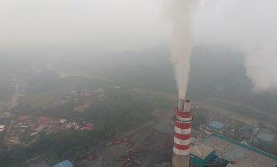 Foto udara cerobong pembangkit listrik tenaga uap  di Sumatera Barat, 2019. ANTARA/Iggoy el Fitra