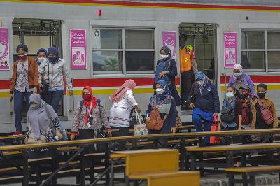 Penumpang keluar dari kereta commuterline pada pemberlakuan pembatasan kegiatan masyarakat (PPKM) di Stasiun Manggarai, Jakarta, 2 November 2021. TEMPO / Hilman Fathurrahman W