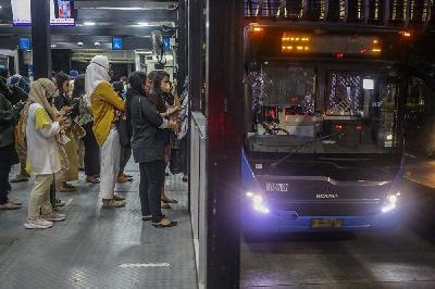 Sejumlah pekerja menunggu kedatangan bus transjakarta di Halte Trasnjakarta Gelora Bung Karno, Jakarta, 2 November 2021. Tempo/Hilman Fathurrahman W