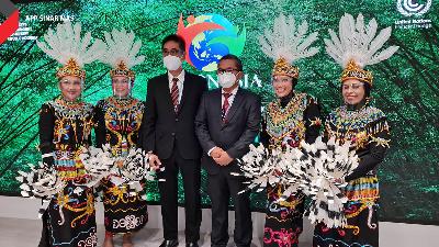 Direktur APP Sinar Mas Suhendra Wiriadinata dan Wakil Menteri Lingkungan Hidup dan Kehutanan Alue Dohong, berfoto bersama di Paviliun Indonesia di Konferensi Perubahan Iklim (UNFCCC) COP26 yang berlangsung di Glasgow, Skotlandia, Senin 1 November 2021. 