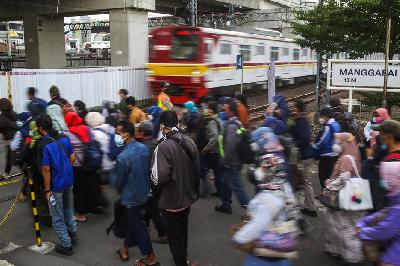 Calon penumpang memadati jalan menuju salah satu peron untuk menaiki kereta commuterline pada pemberlakuan pembatasan kegiatan masyarakat (PPKM) di Jawa-Bali di Stasiun Manggarai, Jakarta, 2 November 2021. TEMPO / Hilman Fathurrahman W