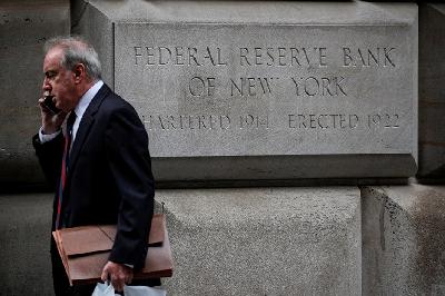 Seorang pekerja melintas di depan gedung The Federal Reserve di New York, Amerika Serikat, 12 Oktober 2021. REUTERS/Brendan McDermid
