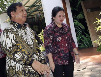 Puan Maharani menyambut Prabowo Subianto di kediaman Megawati Soekarnoputri di Jalan Teuku Umar, Jakarta, 2019. TEMPO/Muhammad Hidayat