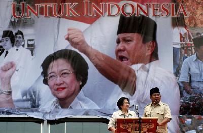 Megawati Soekarnoputri dan Prabowo Subianto (kanan), saat kampanye akbar pemilihan presiden di Stadion Utama Gelora Bung Karno, Jakarta, 2009. Dokumentasi TEMPO/Panca Syurkan