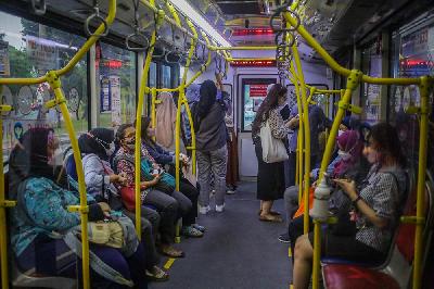 Warga menaiki bus transjakarta saat pulang kerja di Jakarta, 2 November 2021. Tempo/Hilman Fathurrahman W